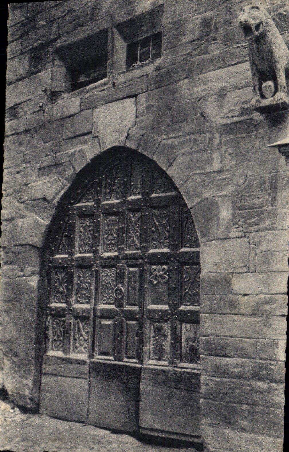 Émerun (Hautes-Alpes) — Ancien Hôtel des Gouverneurs (XIVe s.) — Porte ogivale