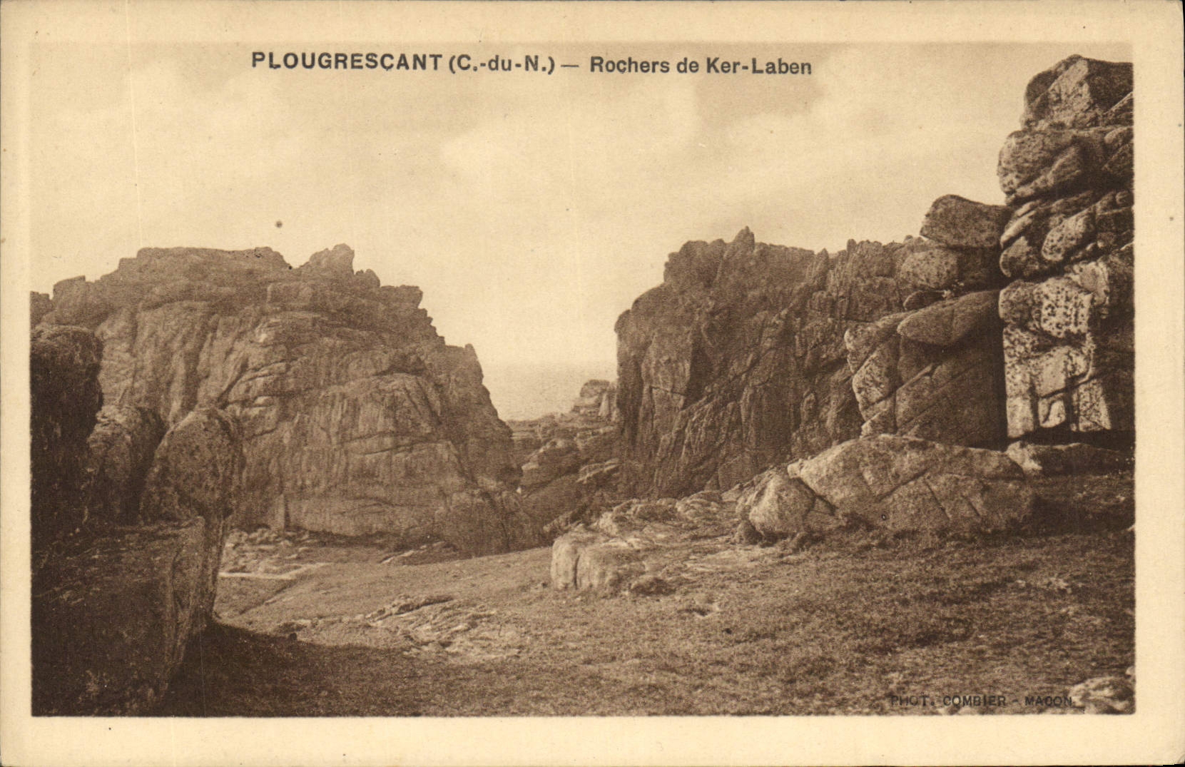PLOUGRECSCANT (C.-du-N.) — Rochers de Ker-Laben — Phot. Combier - Maron