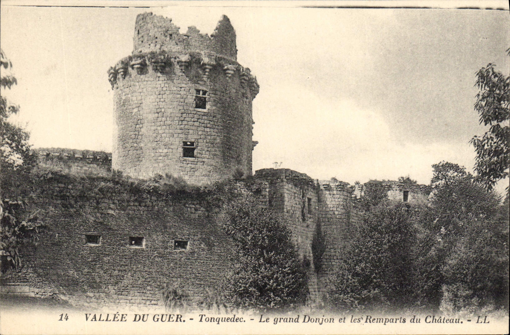 Vallée du Guer - Tonquedec - Le grand Donjon et les Remparts du Château — LL