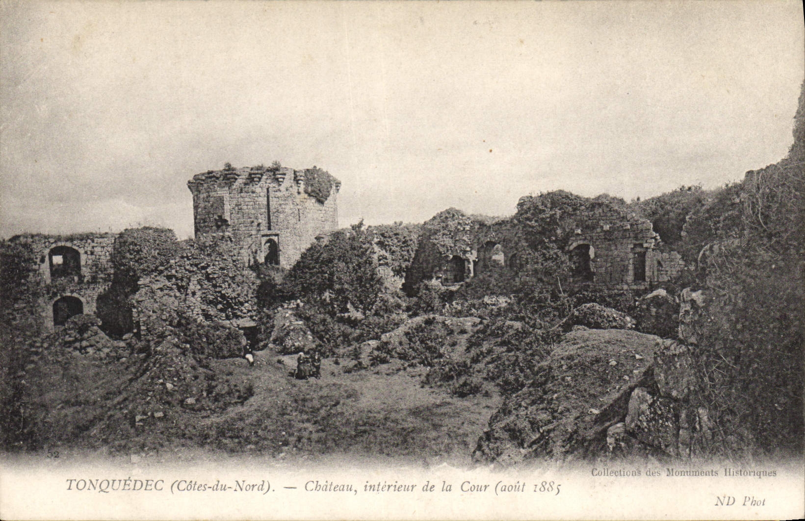 Tonquédec (Côtes-du-Nord) — Château, intérieur de la Cour — ND Phot