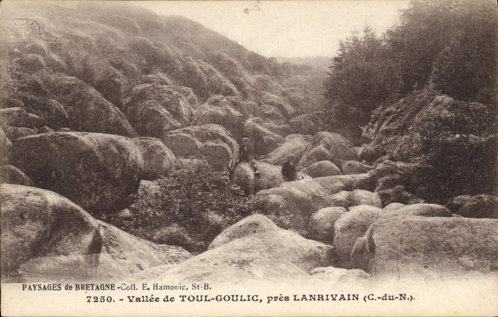 CPA Paysage de Bretagne Vallee de Toul Goulic pres Lanrivain (C du N)