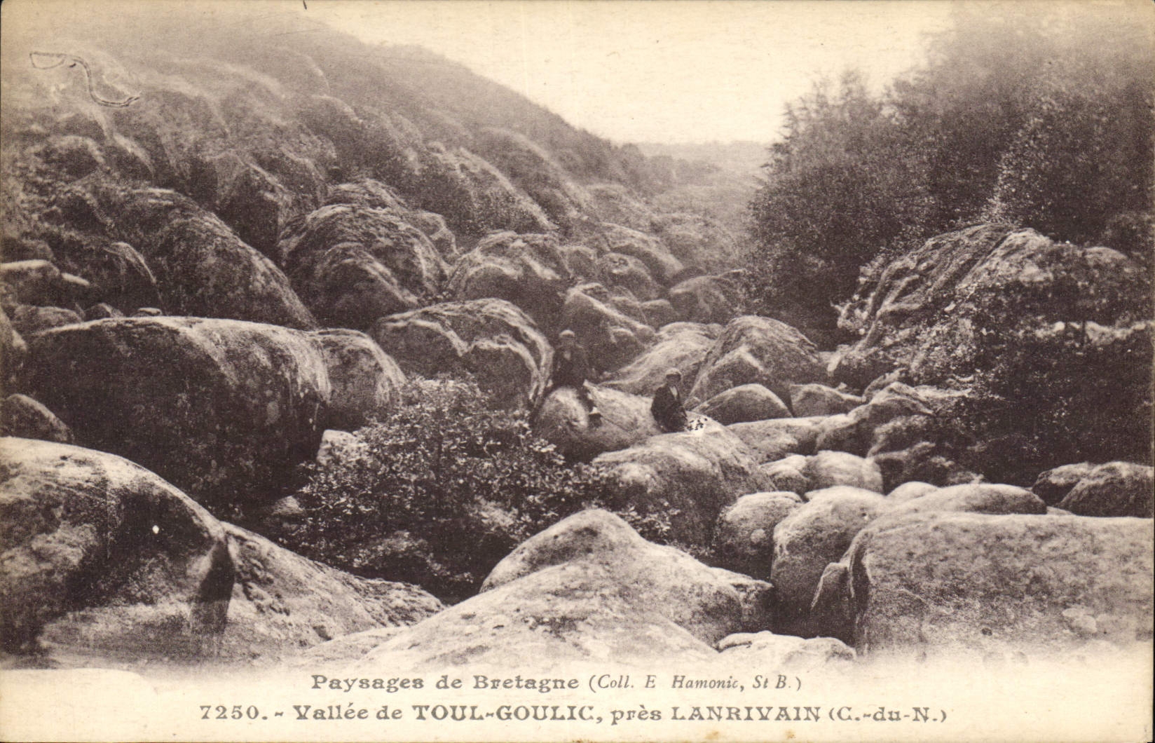 Vallée de Toul-Goullic, près Lanrivain (C.-du-N.) — Paysages de Bretagne — Coll. E. Hamonic, St B. — n° 7250