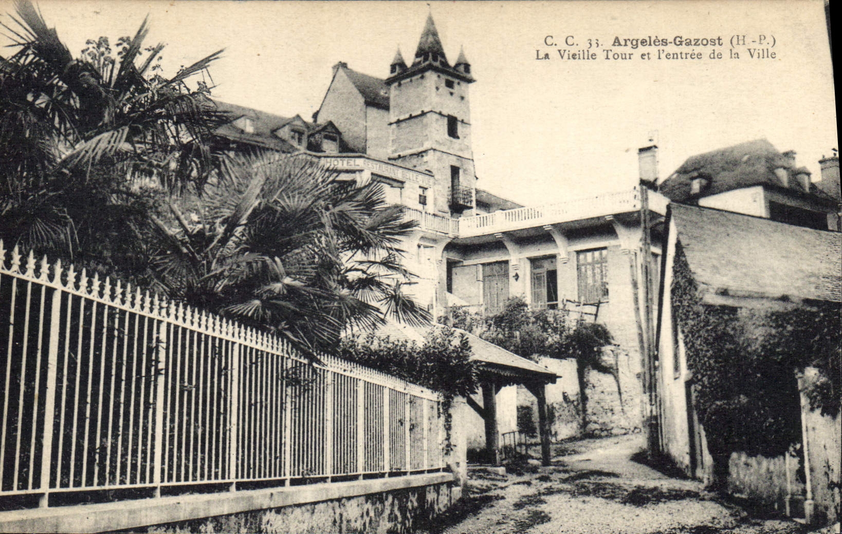 CPA Argeles Gazost (H P) La Vieille Tour et l'entree de la ville