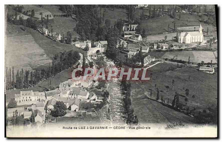 CPA La Douce France Les Pyrenees Le Village de Cedre sur la route de Gavarnie