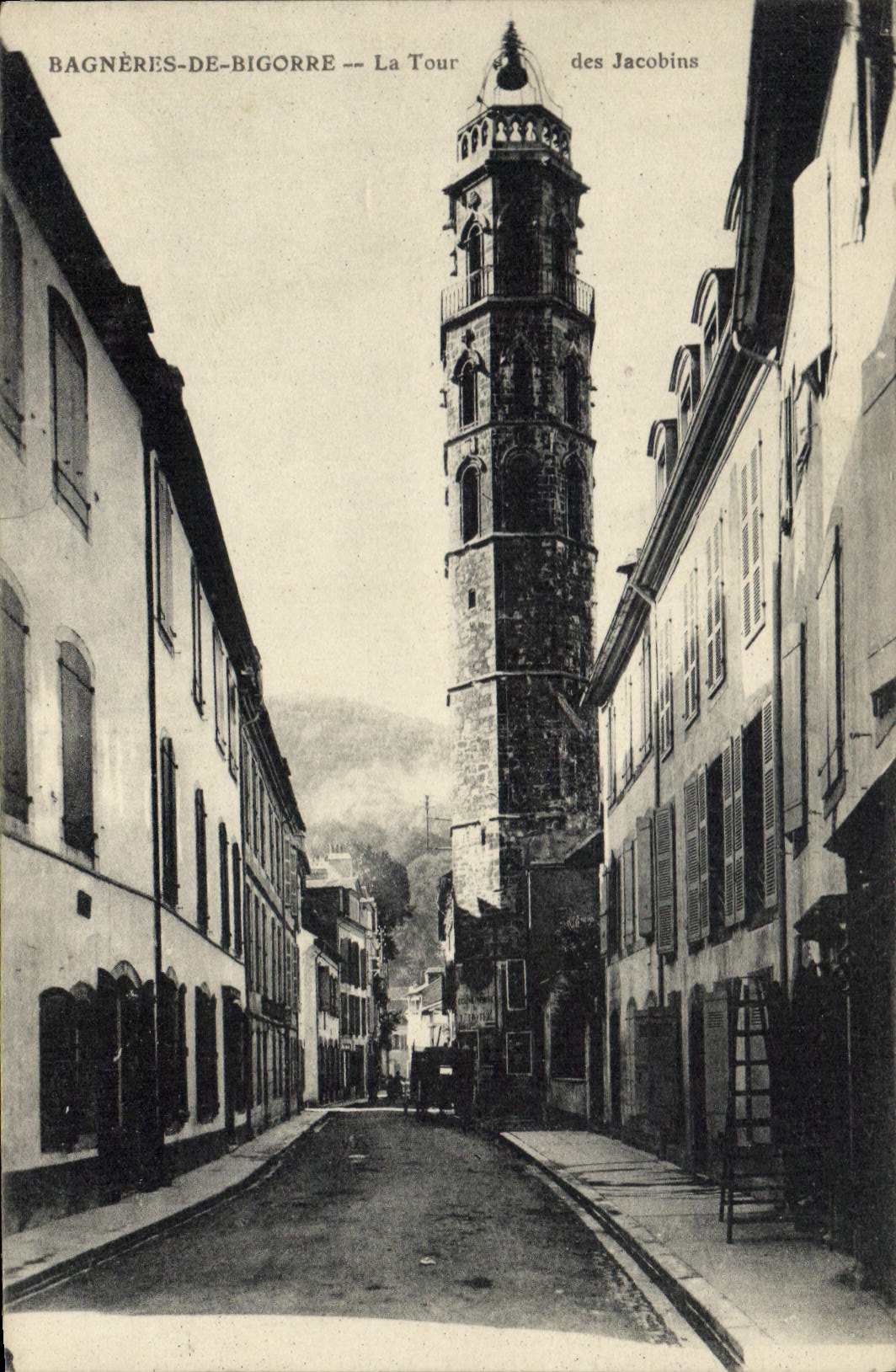 Bagnères-de-Bigorre — La Tour des Jacobins — vue de rue