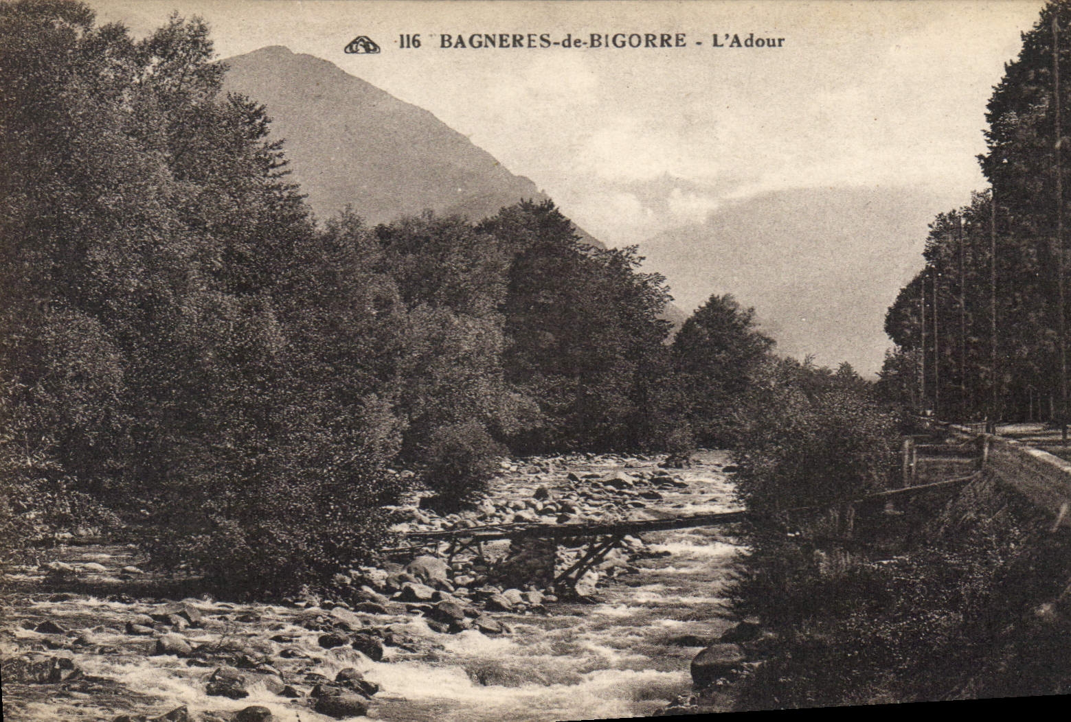 Bagnères-de-Bigorre - L'Adour — vue du fleuve et de son pont en bois