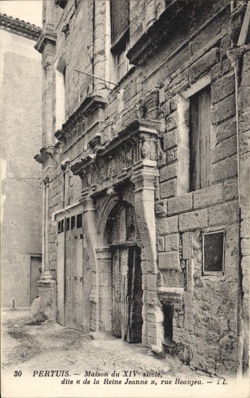 CPA Pertuis  Maison du XIVe s dite de la Reine Jeanne rue Beaujeu