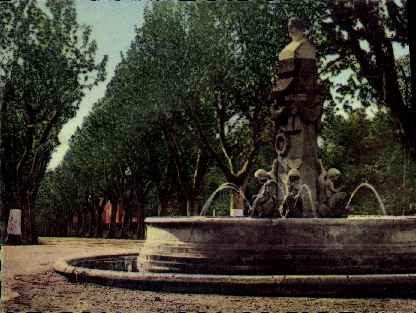 CPA Pertuis La Fontaine Maurel et l'Avenue de la liberte