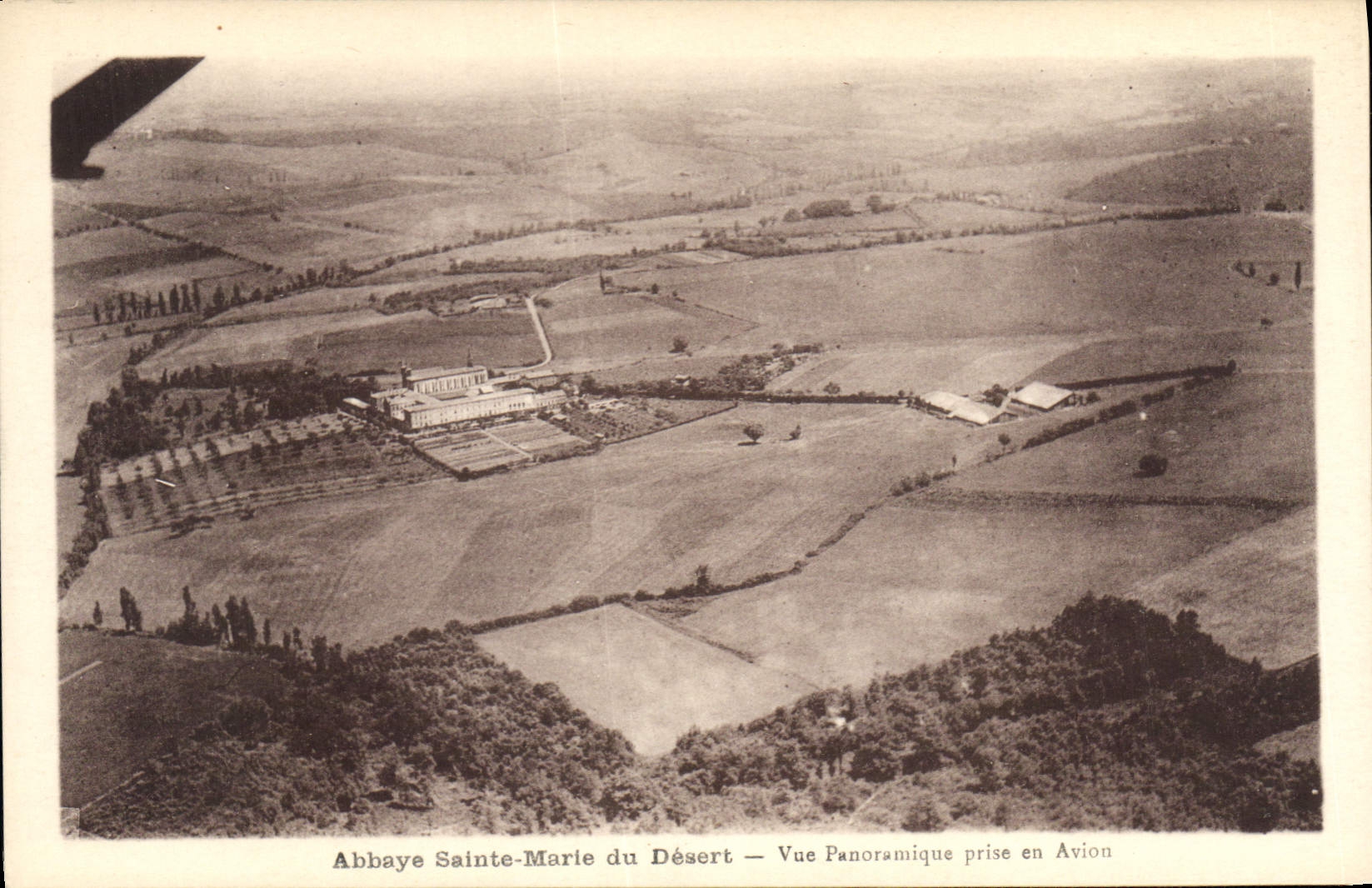 Abbaye Sainte-Marie du Désert — Vue panoramique prise en avion
