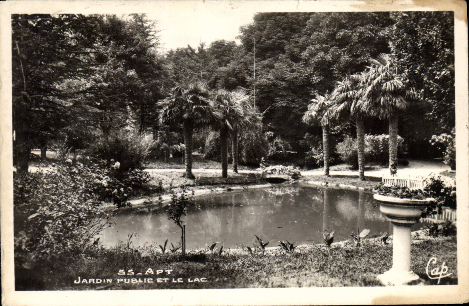 CPA Apt Jardin Public et le Lac