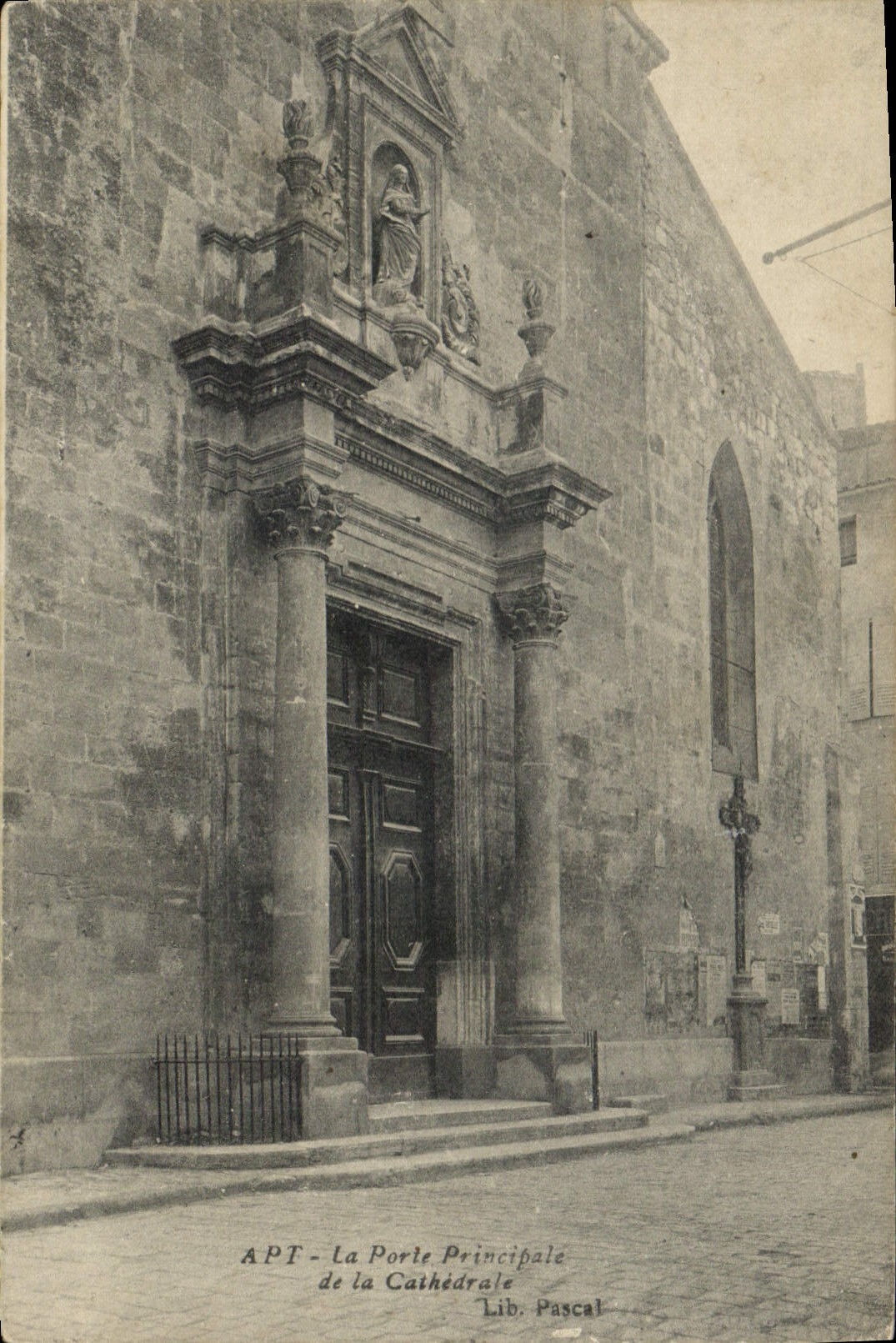 CPA Apt La Porte Principale de la Cathedrale