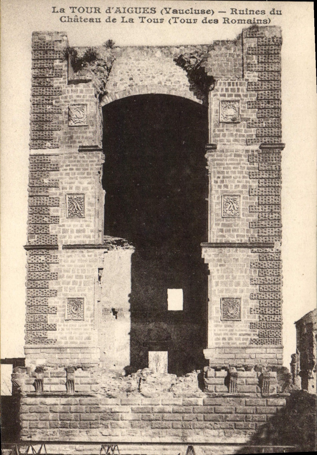 La TOUR d'AIGUES (Vaucluse) — Ruines du Château de La Tour (Tour des Romains)