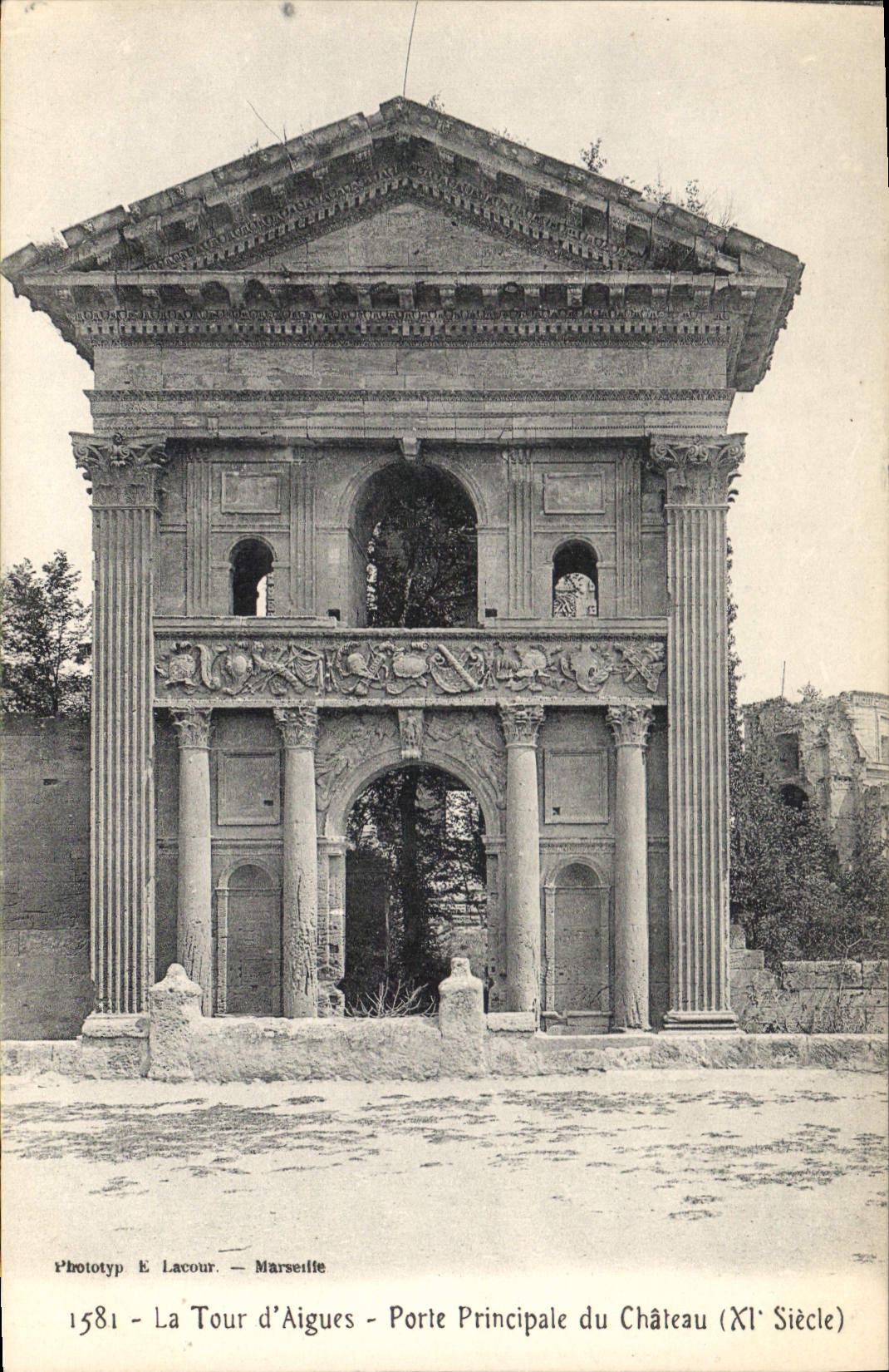 La Tour d'Aigues - Porte Principale du Château (XIe Siècle) — Phototyp E. Lacour — Marseille