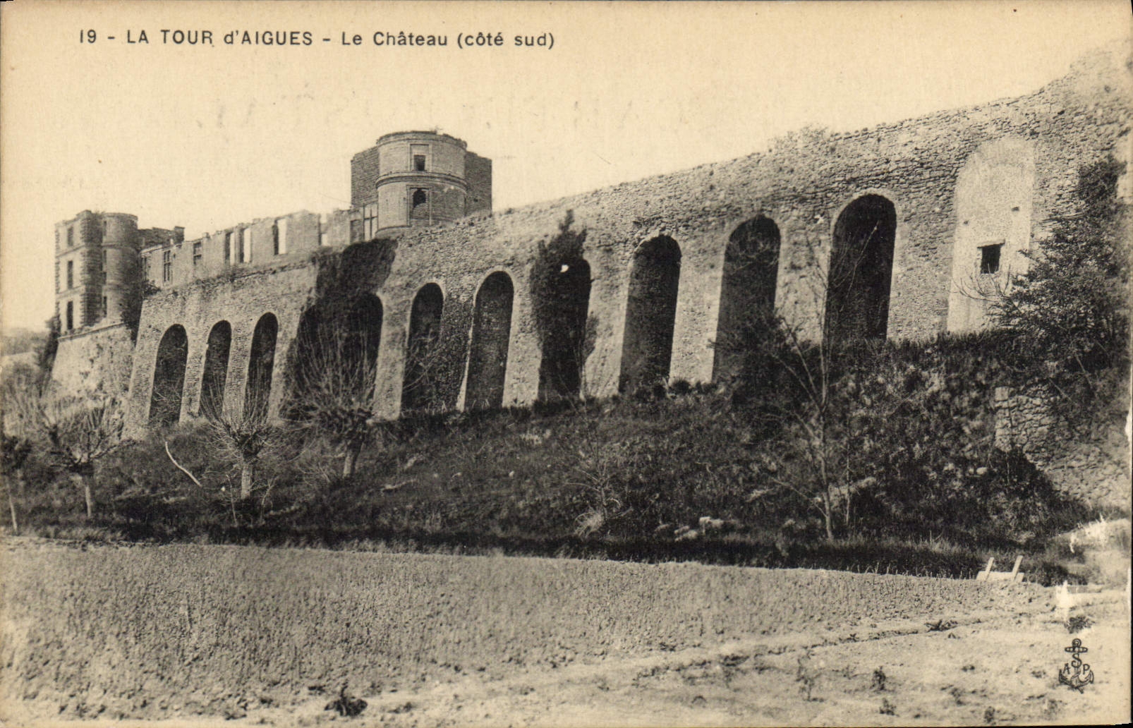 LA TOUR d'AIGUES - Le Château (côté sud) — CPA n°19 — éditeur inconnu