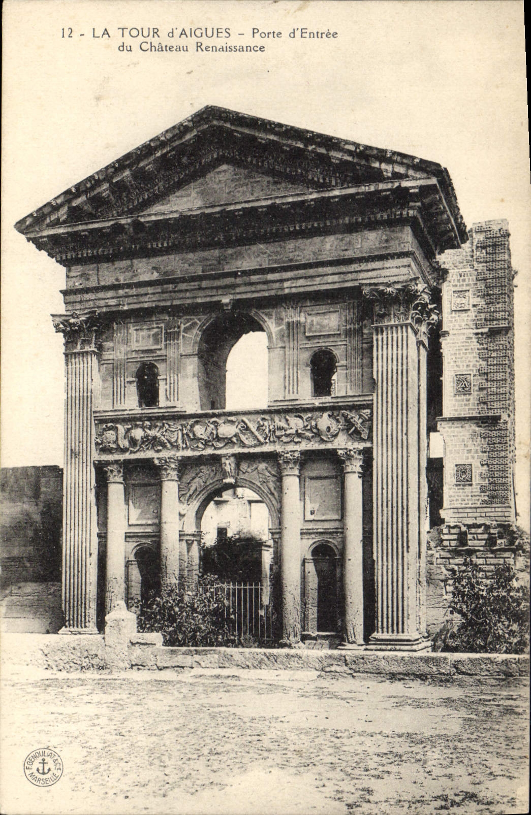 La Tour d'Aigues - Porte d'Entrée du Château Renaissance