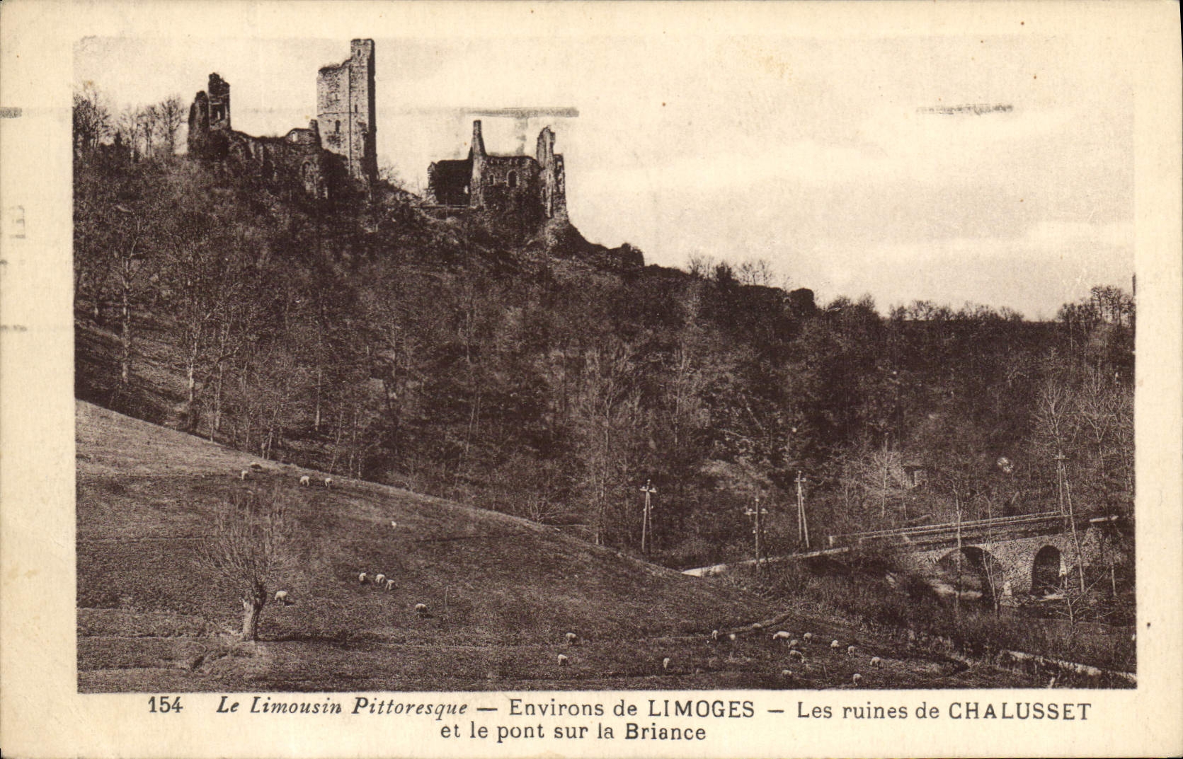 CPA Le Limousin Pittoresque Environs de Limoges Les ruines de Chalusset et le Pont sur la Briance