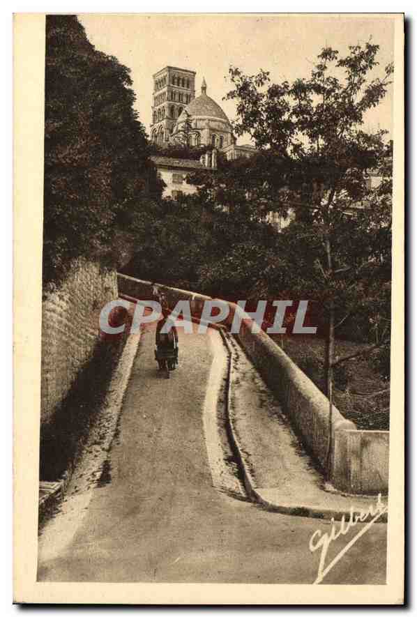 Angoulême — Vue de la rue Saint-Martin et la cathédrale — Édition A. Gilbert