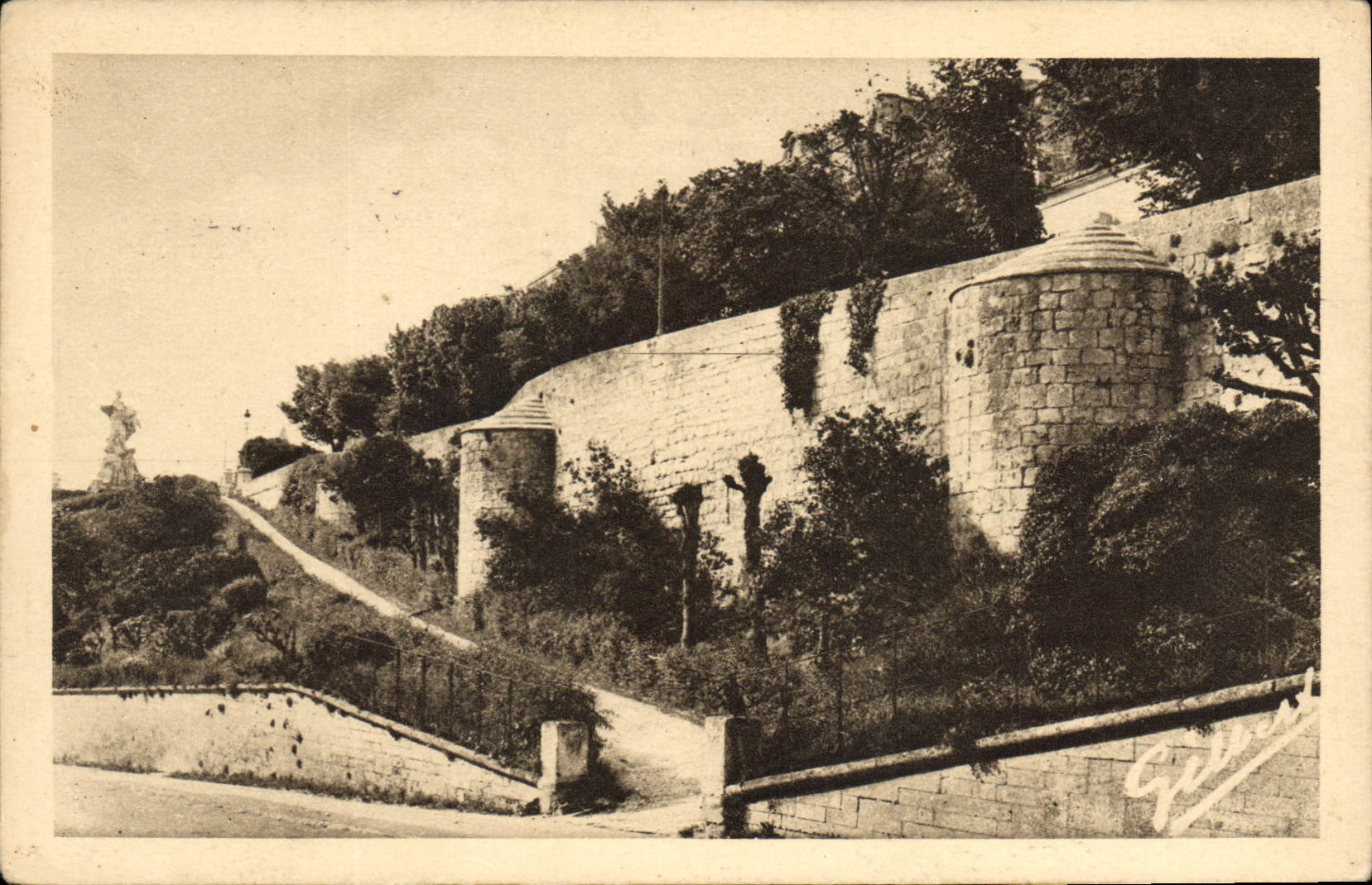 CPA Angouleme Les Vieux Remparts (XIIe siecle)