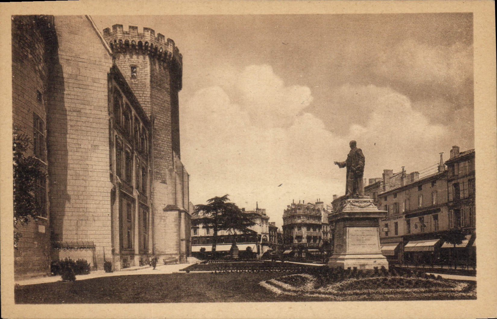 CPA Angouleme Statue de J Bouillaud et les Jardins de l'Hotel de Ville