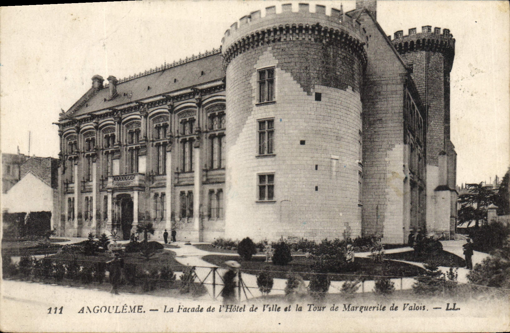 Angoulême — La Facade de l'Hôtel de Ville et la Tour Marguerite de Valois — LL. n°111