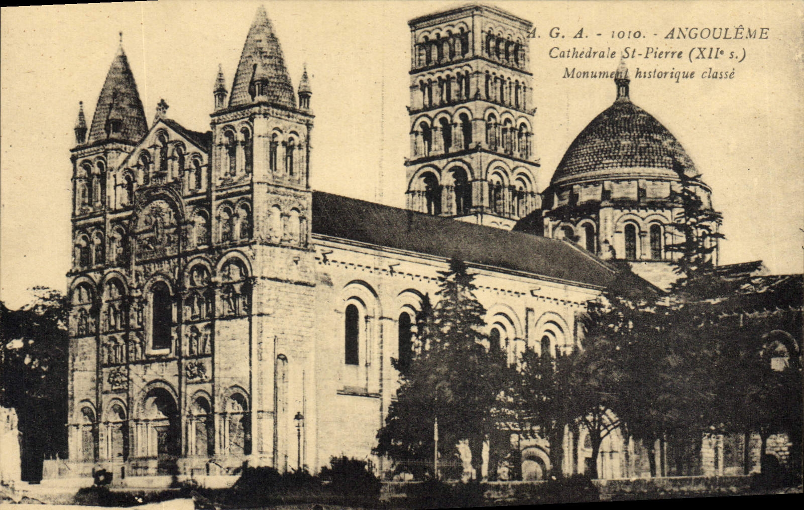 CPA Angouleme Cathedrale St Pierre