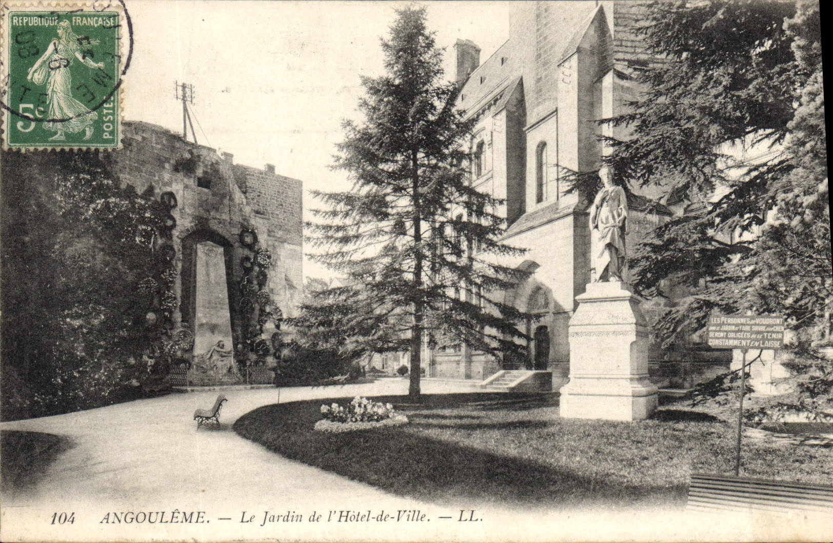 CPA Angouleme Le Jardin de l'Hotel de Ville