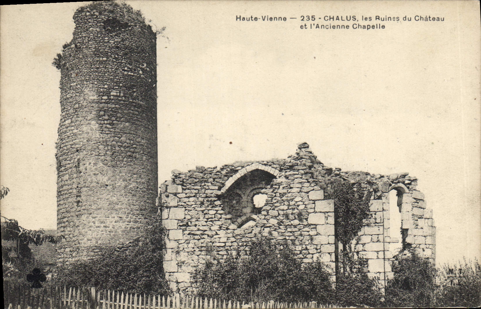 CPA Haute Vienne Chalus Les Ruines du Chateau et l'Ancienne Chapelle