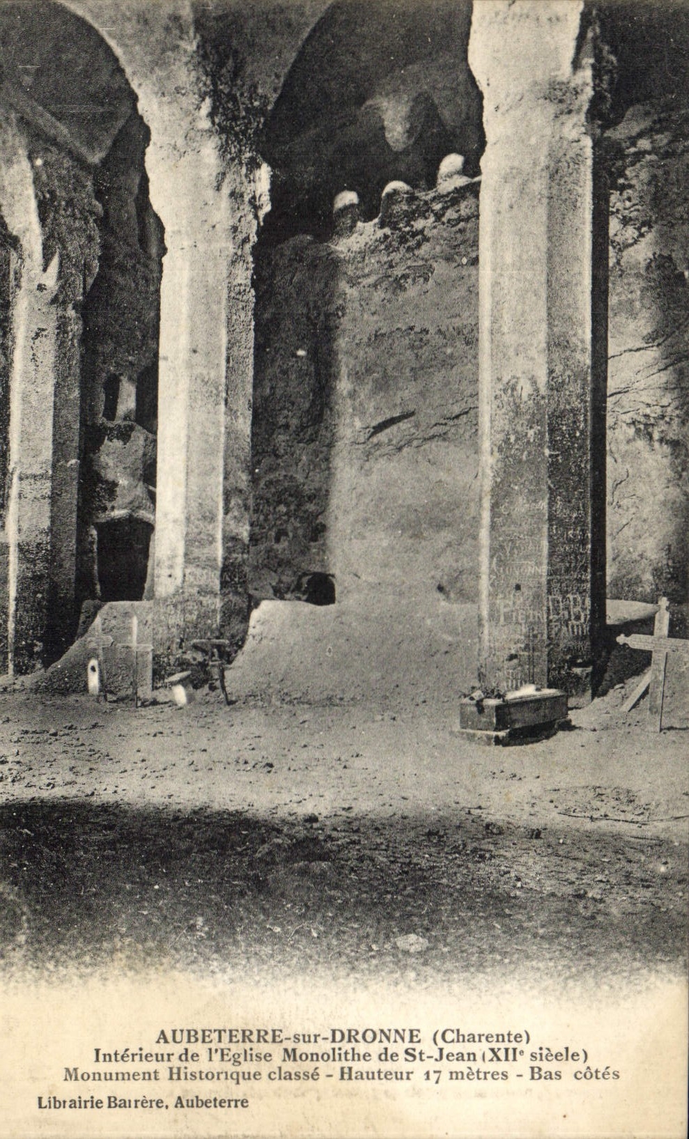 Intérieur de l'église monolithe de Saint-Jean — Aubeterre-sur-Dronne (Charente) — Librairie Barière