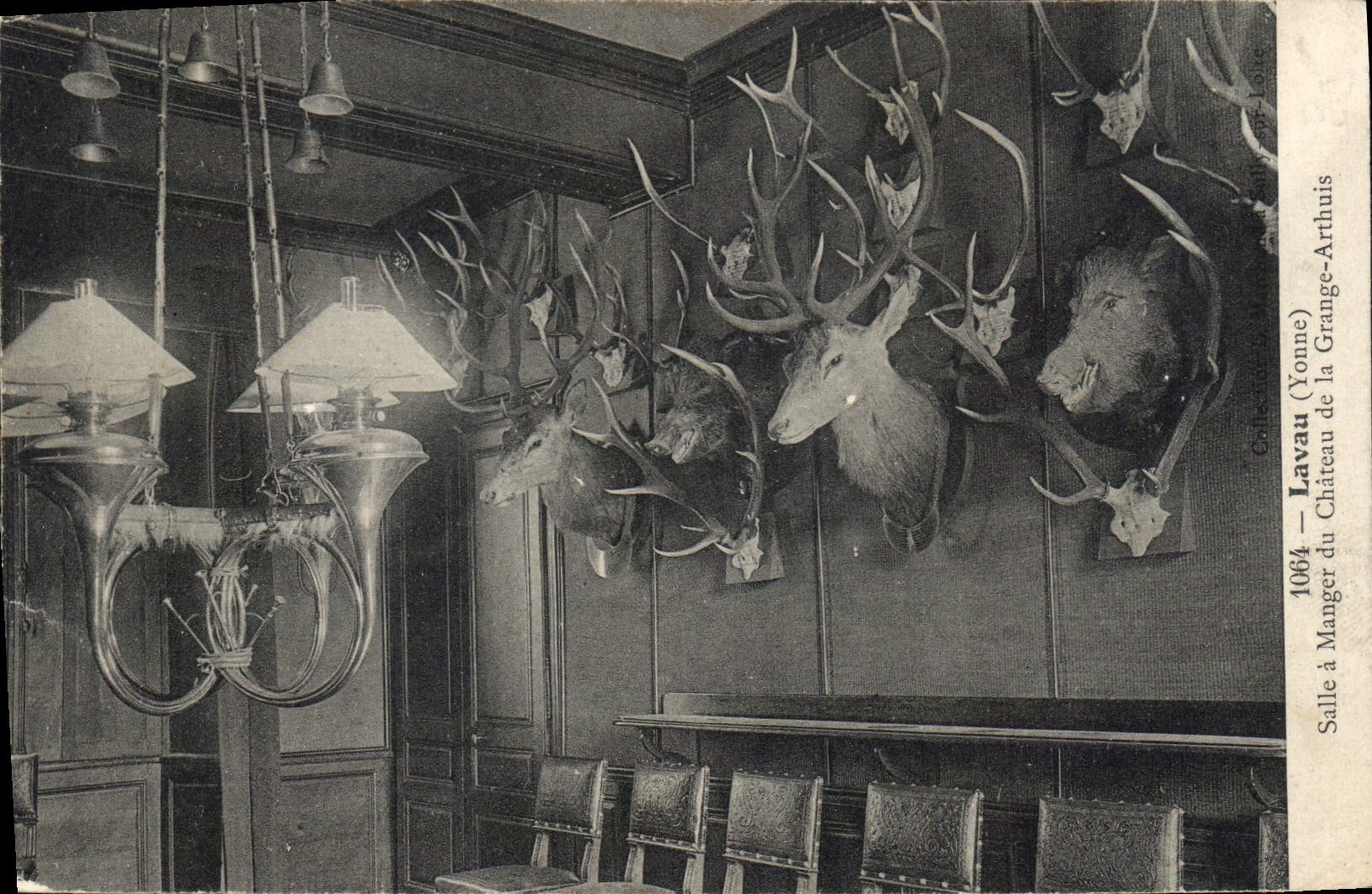 CPA Lavau (Yonne) Salle a manger du château de la Grange Arthuis Chasse