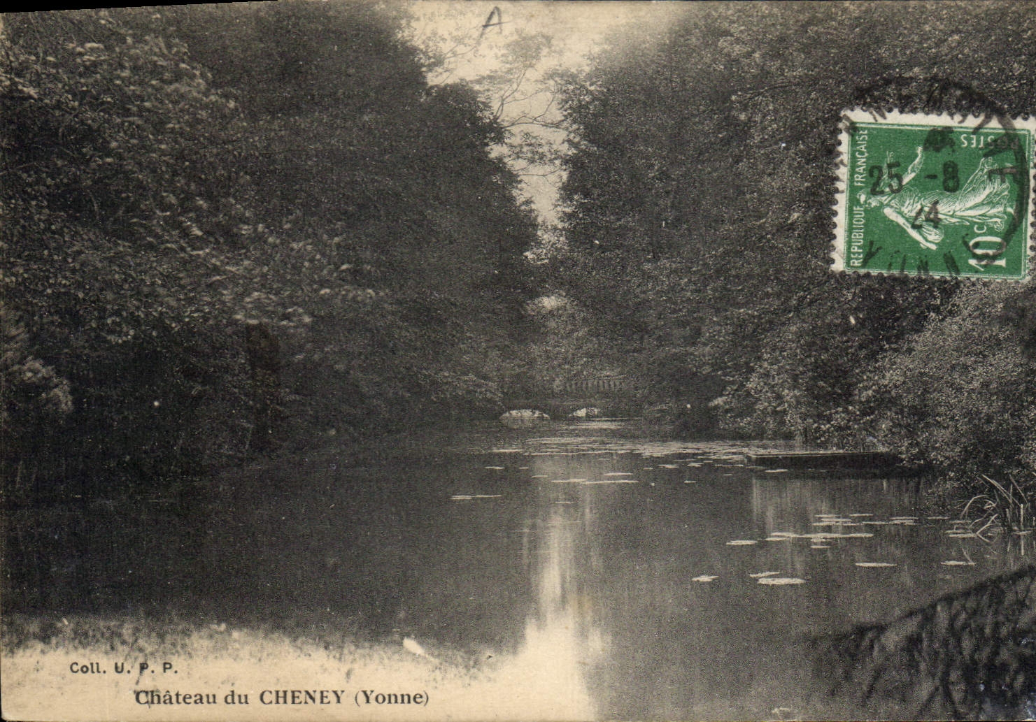 Château du CHENEY (Yonne) — vue du château entouré d'un étang avec nénuphars — Coll. U.P.P.