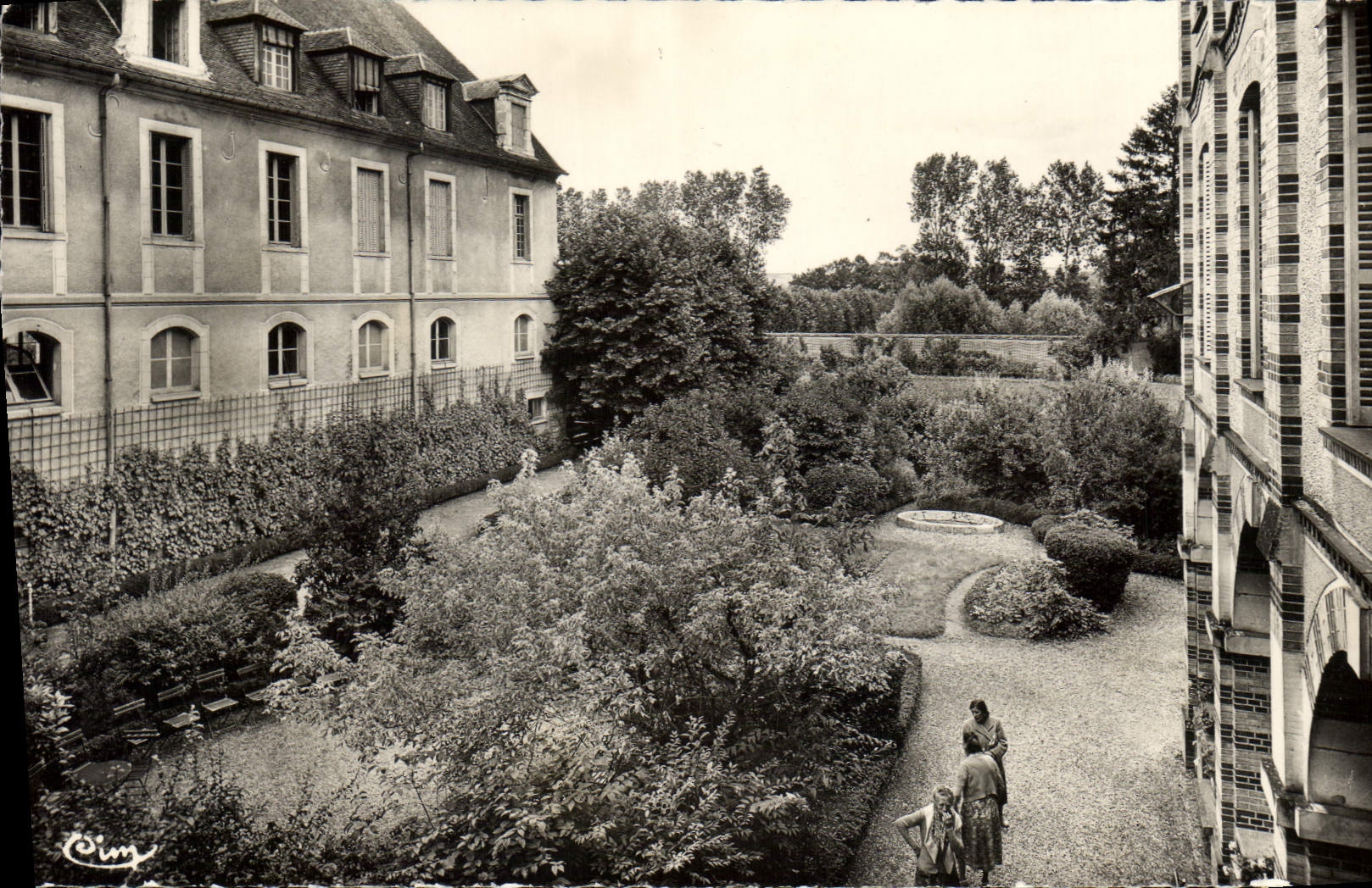 Ancienne Abbaye de Ste-Colombe-lès-Sens — Maison de Repos — Entrée des jardins — CIM