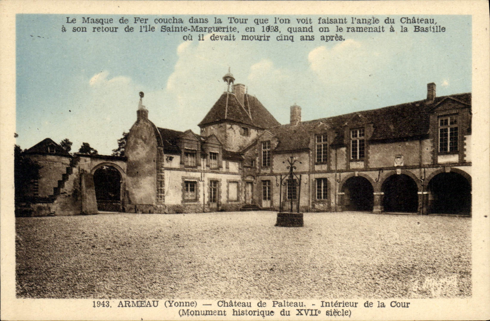 Armeau (Yonne) — Château de Palteau — Intérieur de la Cour (Monument historique du XVIIe siècle)