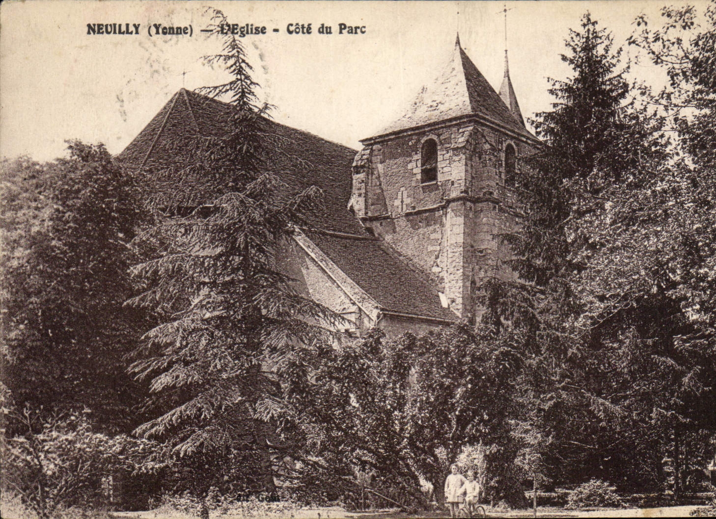 Neuilly (Yonne) — L'Église — Côté du Parc