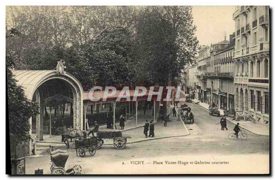 CPA Vichy Place Victor Hugo et Galeries couvertes 