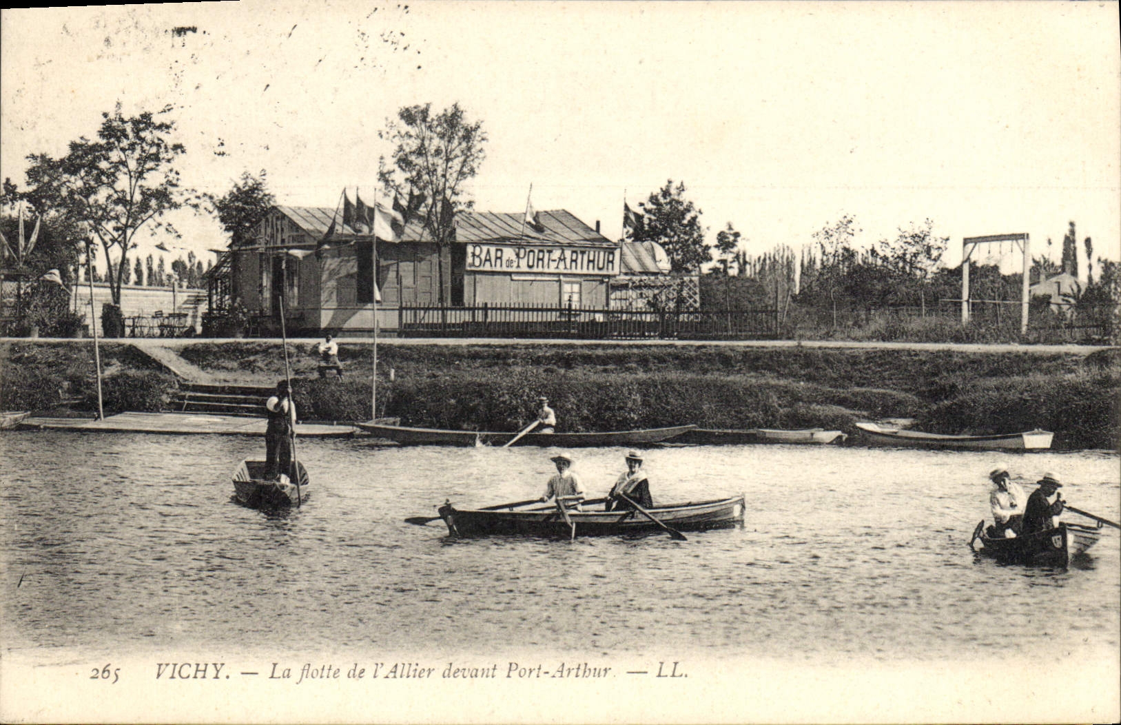 CPA Vichy La fiotte de l'Allier devant Port Arthur 