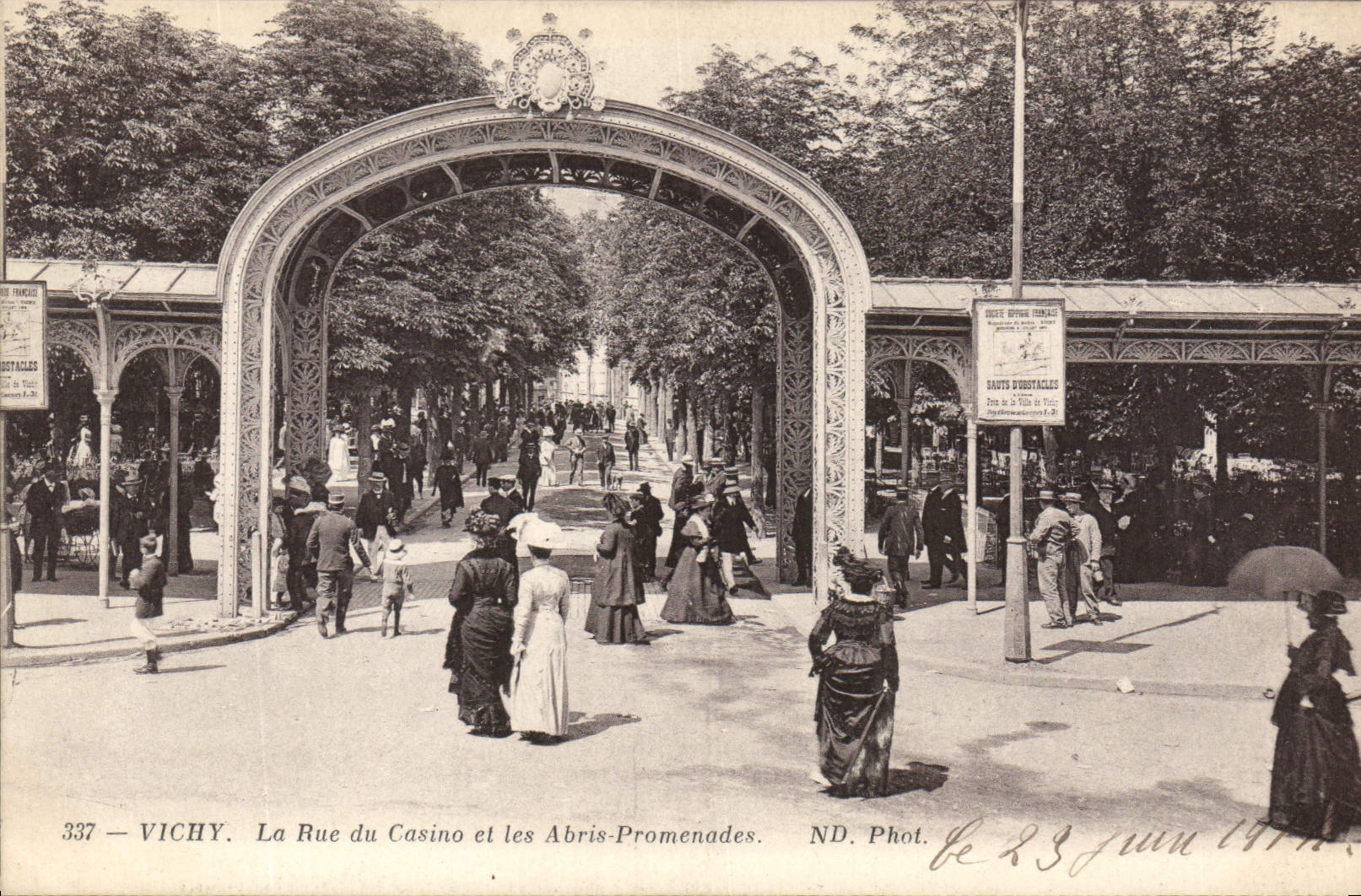 CPA Vichy La Rue du Casino et les Abris Promenades 