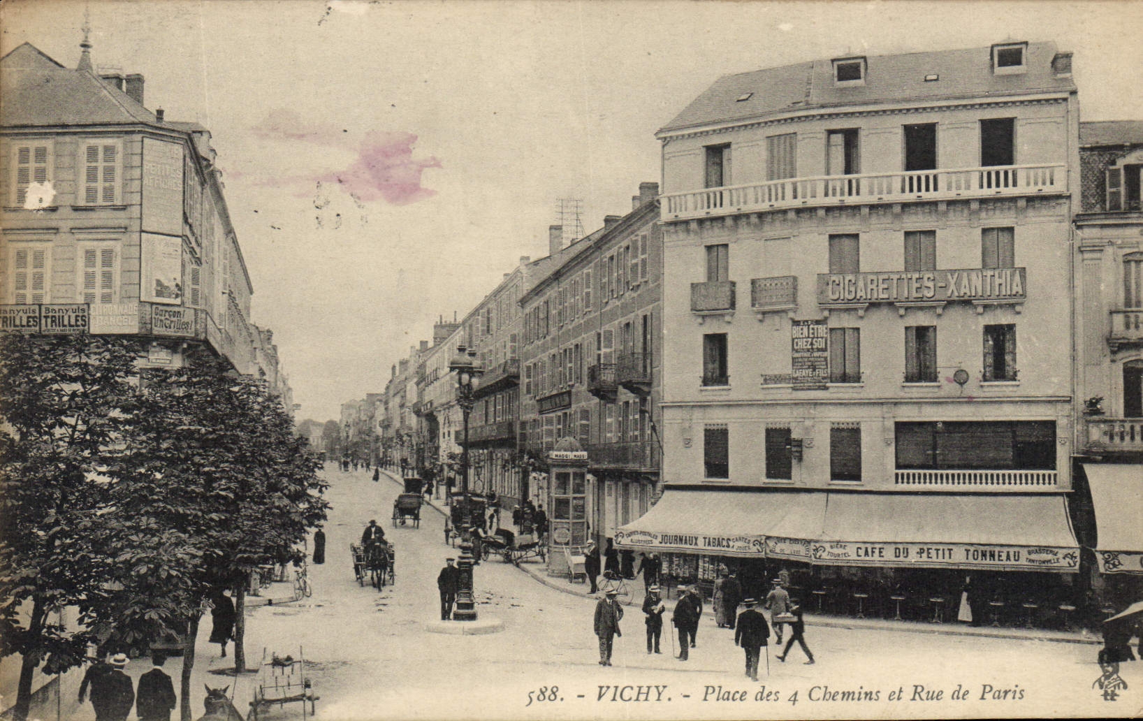 Vichy - Place des 4 Chemins et Rue de Paris — vue urbaine avec café et enseignes — éditeur Vichy, n° 588