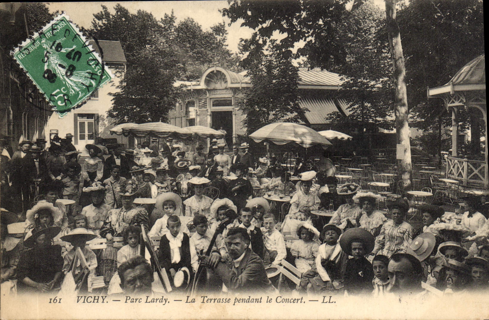 VICHY — Parc Lardy — La Terrasse pendant le Concert — LL.