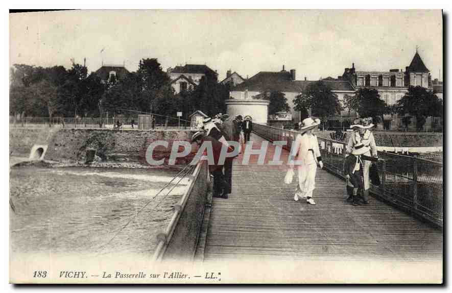 CPA Vichy La Passerelle sur l'Allier Peche Pecheur