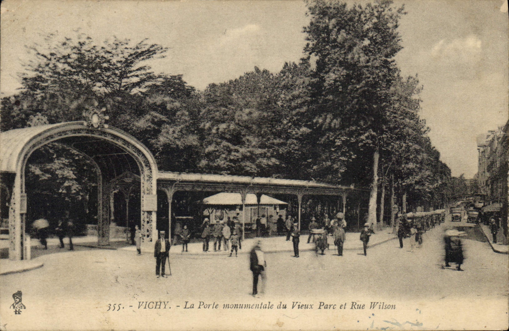 CPA Vichy La Porte monumentale du Vieux Parc et Rue Wilson 