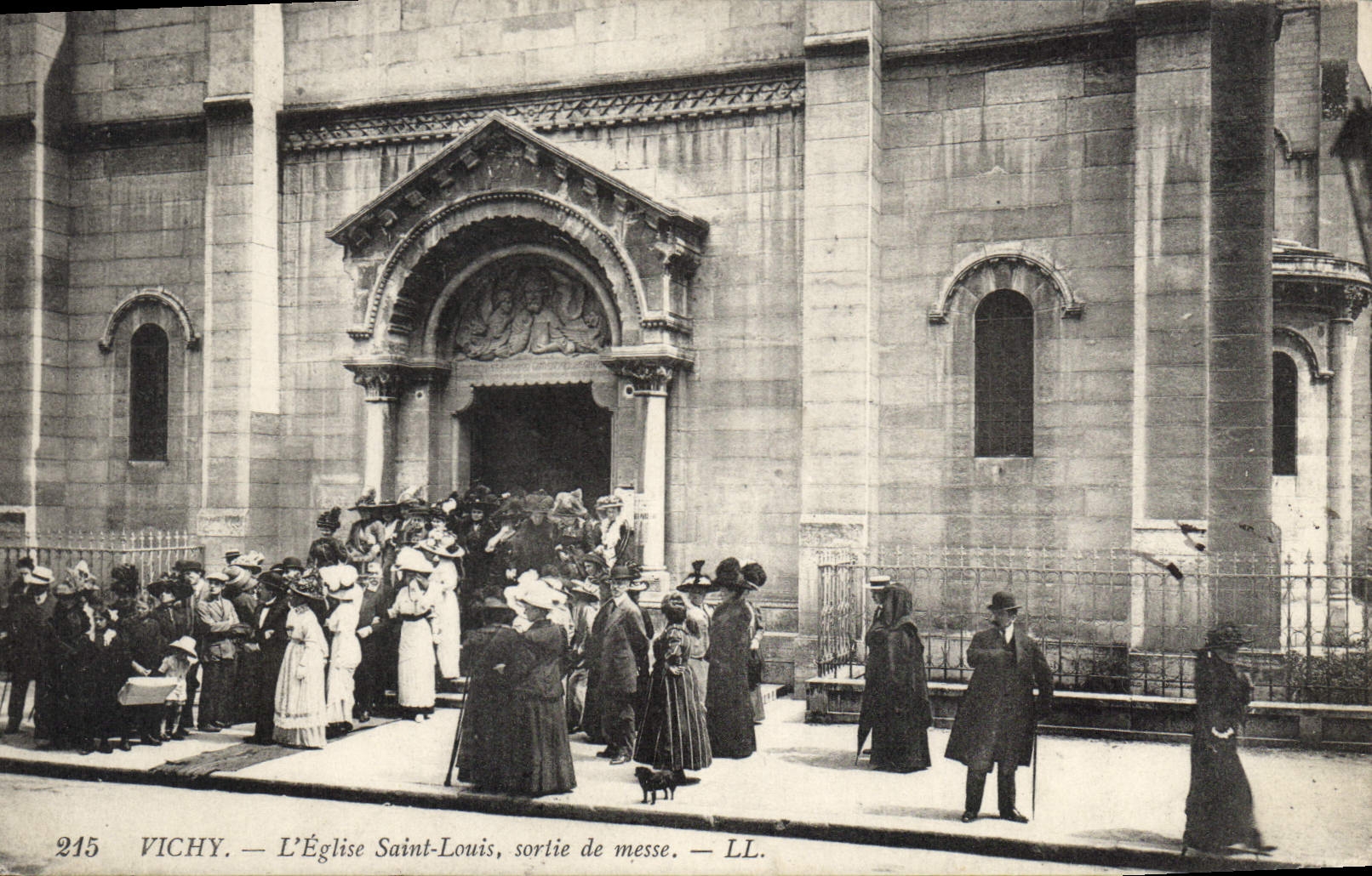 Vichy — L'Église Saint-Louis, sortie de messe — LL. n° 215