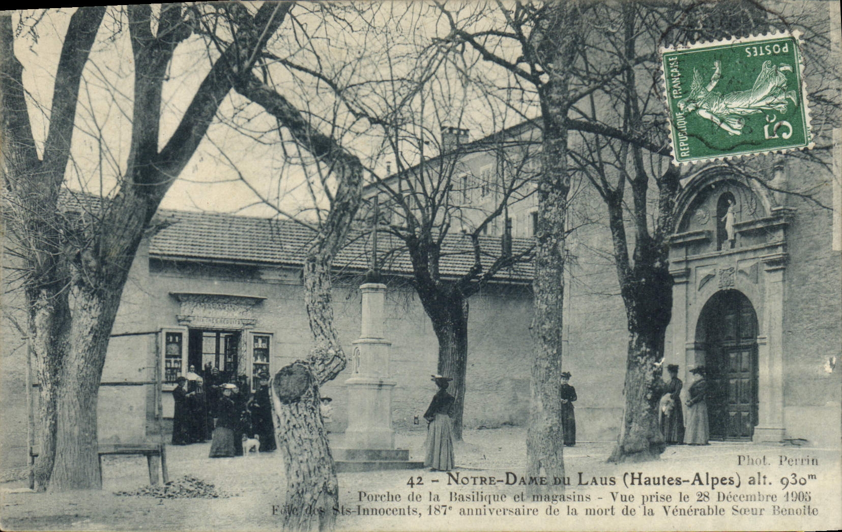 Notre-Dame du Laus (Hautes-Alpes) — Porche de la basilique et magasins — Phot. Perrin, n° 42