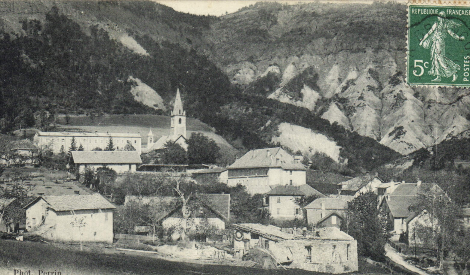 Village alpin — église et maisons — Phot. Perrin