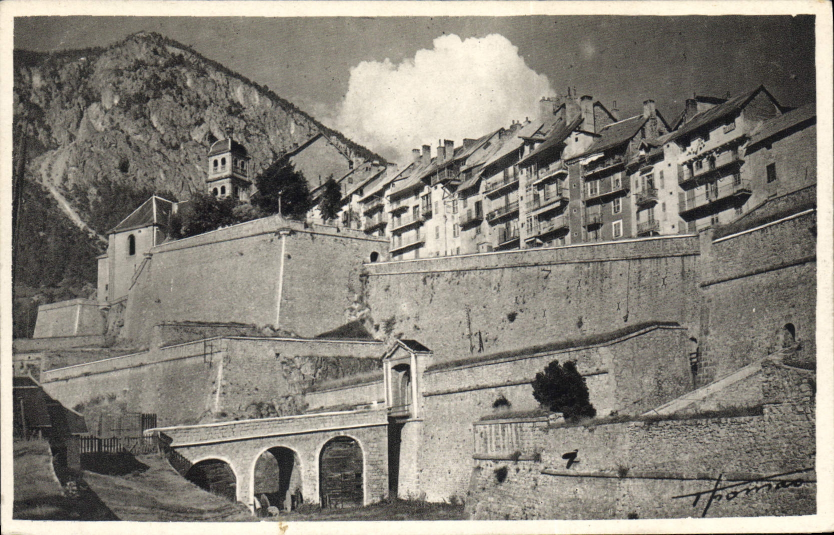 BRIANÇON — La ville, les remparts et la Croix de Toulouse — Édition Thomas, Briançon