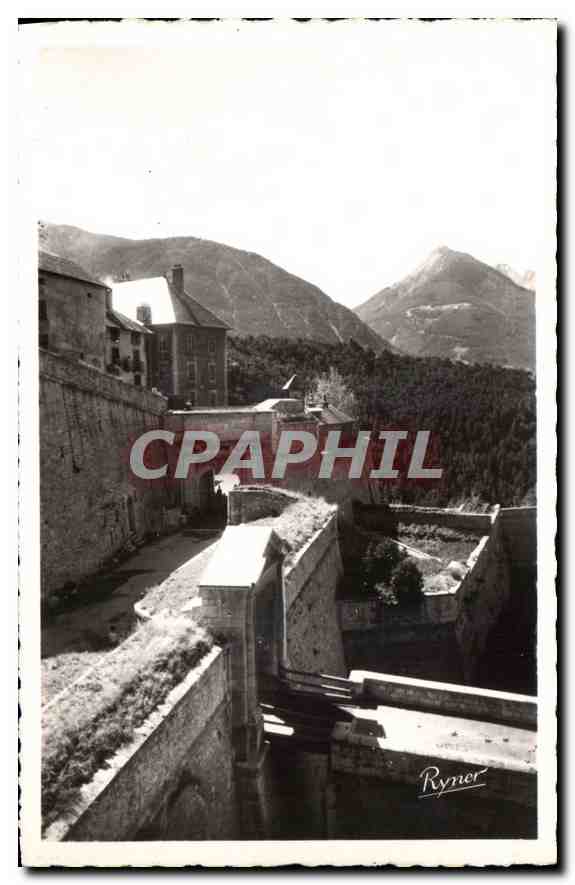 Briançon (H.A.) — Portes d'Embrun avec les remparts et le Pic du Mélézin — Ryner