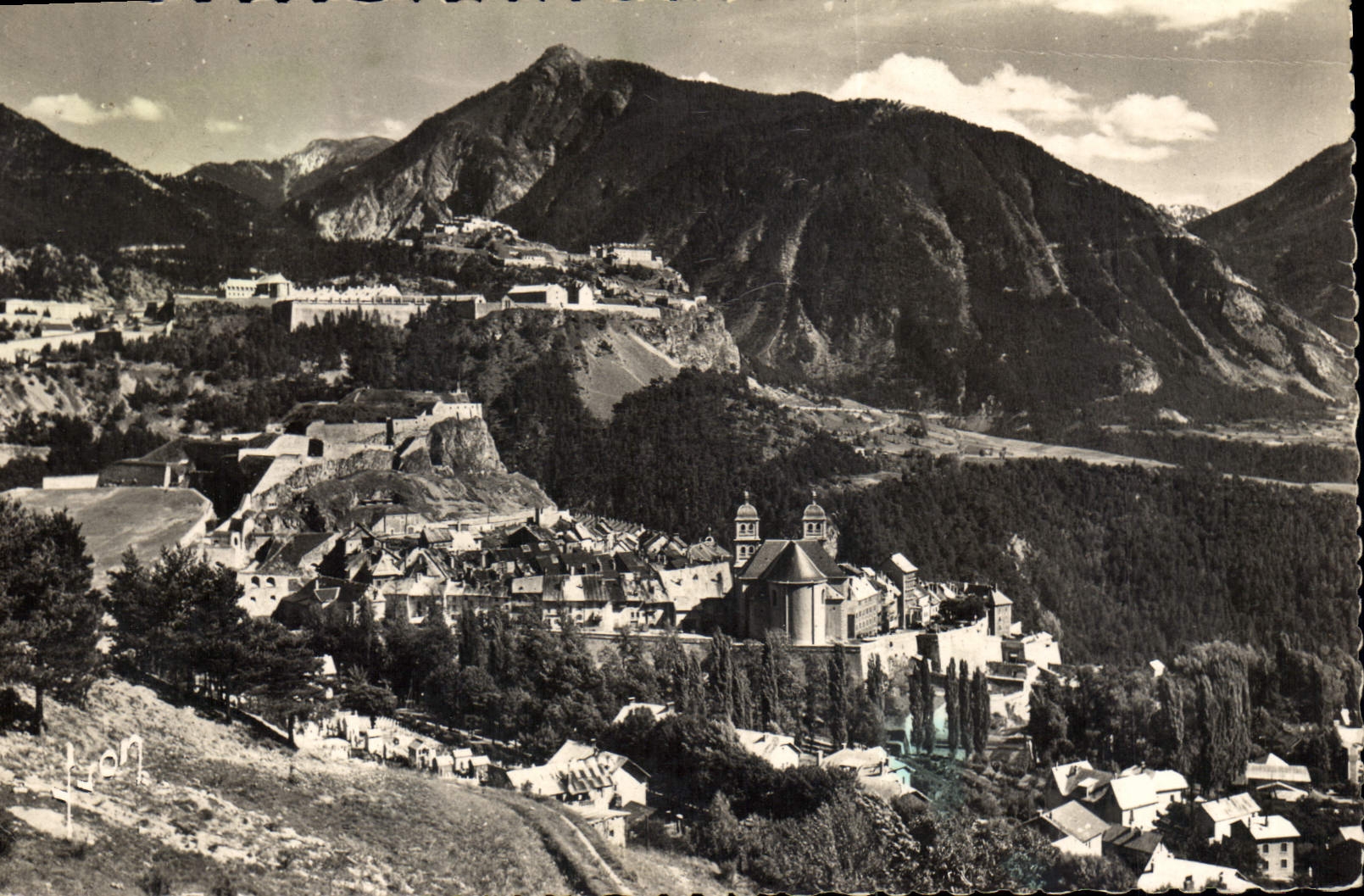 Briancón (Htes-Alpes) — Vue générale et le fort des Têtes — Les Éditions d'Art