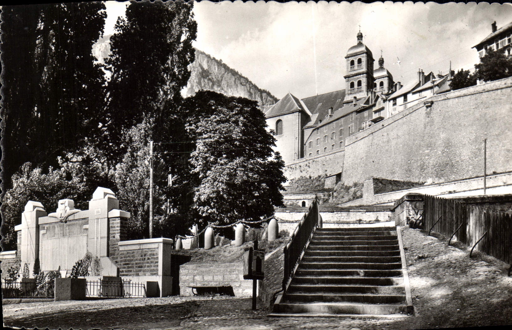 BRIANÇON — La Route des Grandes Alpes — Monument aux Morts et la Cathédrale — Edit. AJAX, Monaco