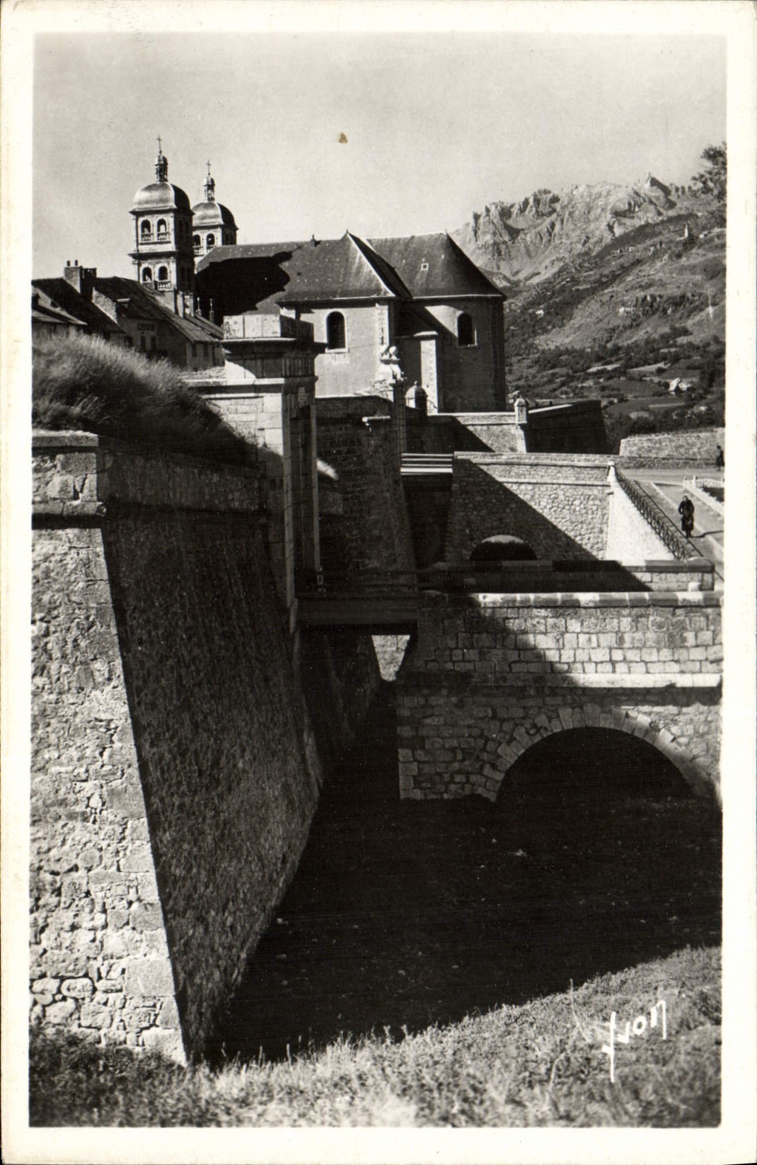 Briançon (Hautes-Alpes) — La Porte de Piqnerol et la Collégiale Notre-Dame — Éditions d'Art 'Yvon' Paris