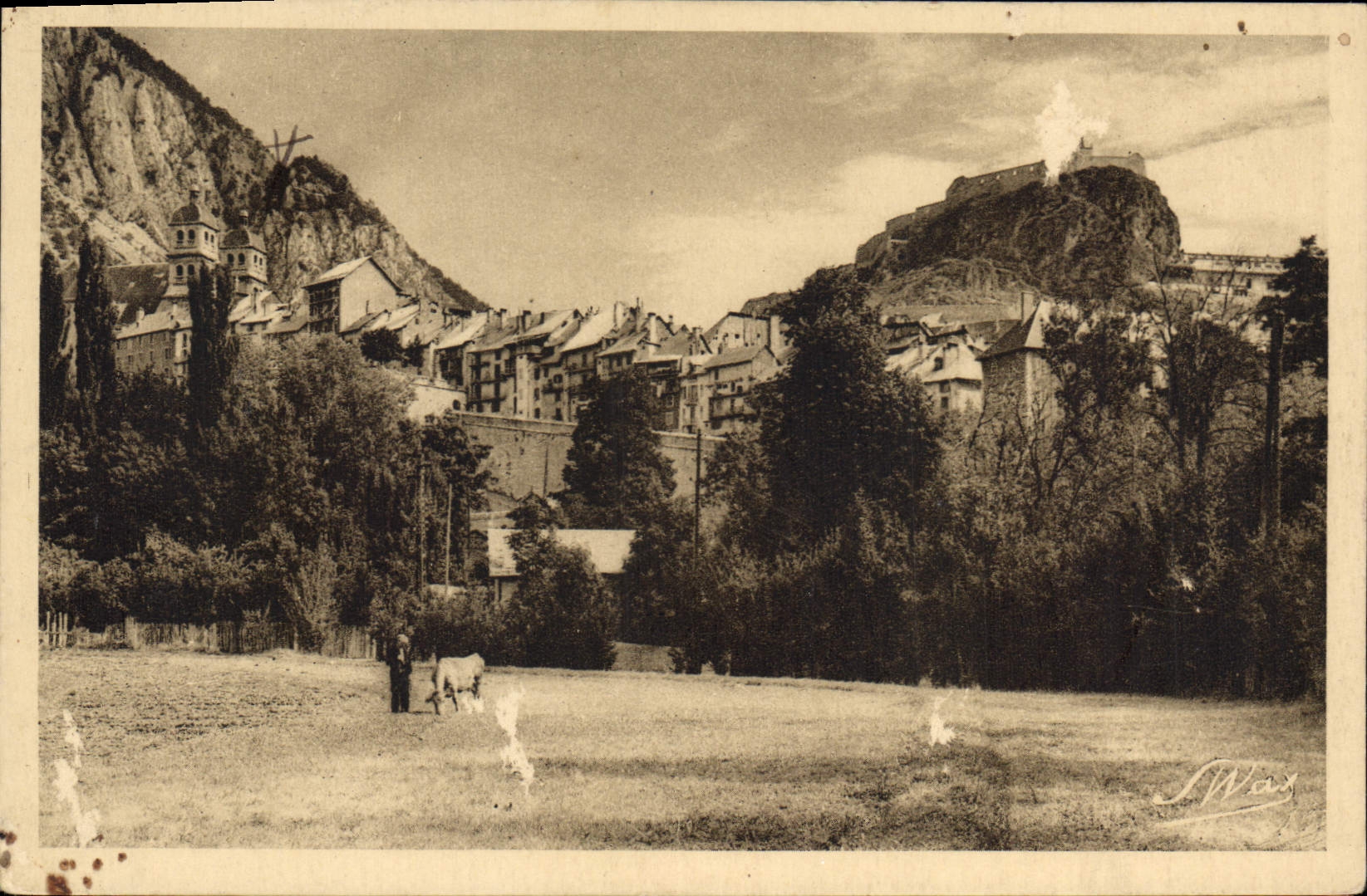 Briançon — vue panoramique avec château et église — S. Wax