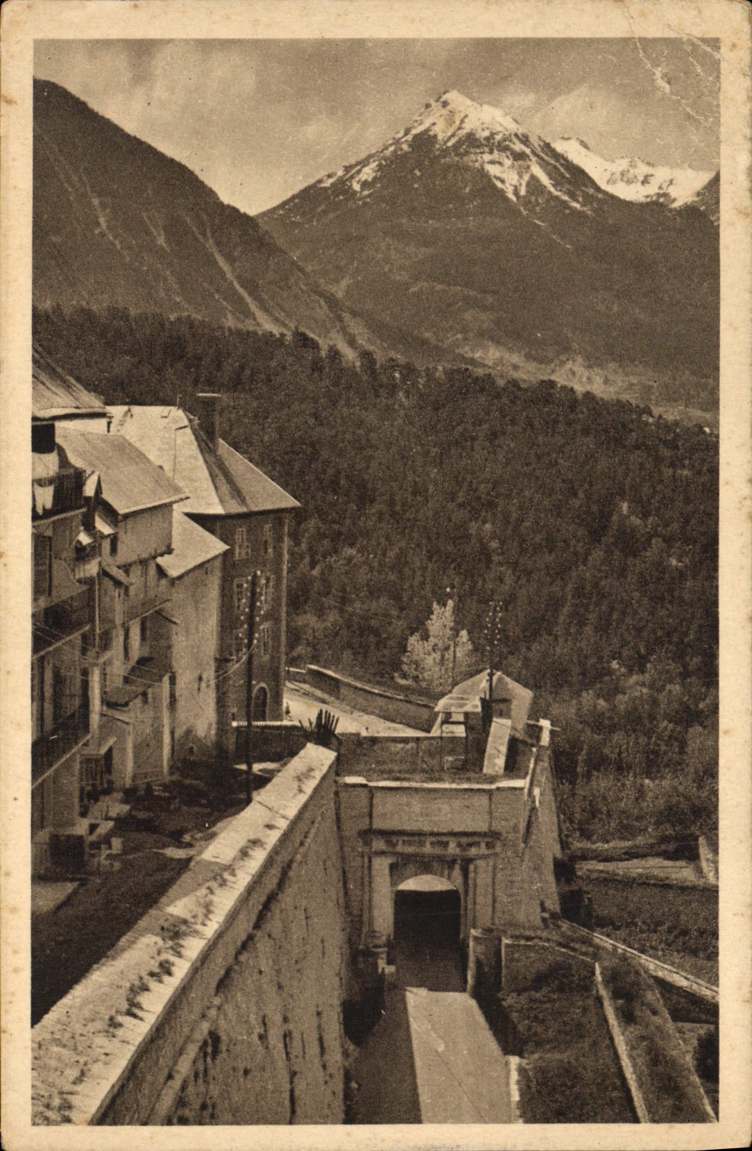 BRIANÇON (1326 m.) — La Porte d'Embrun, vue des Remparts — Édition Vve Françon, Briançon